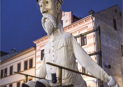 Obří loutky na trůnu – Giant puppets on a mobile throne